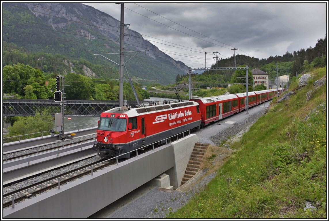 IR1145 nach St.Moritz ,it Ge 4/4 III 644  Savognin  überquert gleich den Hinterrhein bei Reichenau-Tamins. (13.054.2020)