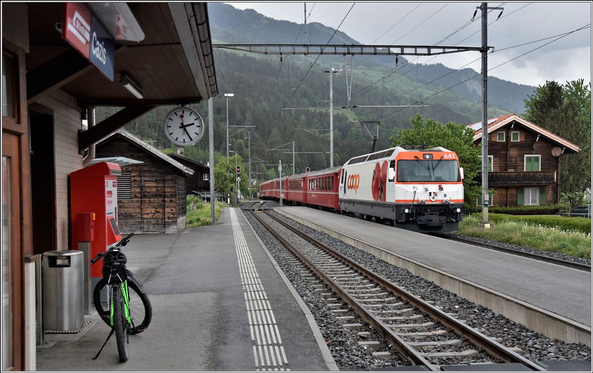 IR1145 nach St.Moritz mit Ge 4/4 III 641  Maienfeld  bei der Durchfahrt in Cazis. (07.05.2018)