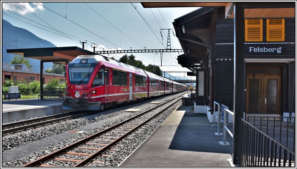 IR1148 aus St.Moritz mit ABe 8/12 3510 fährt durch Felsberg. (10.07.2019)