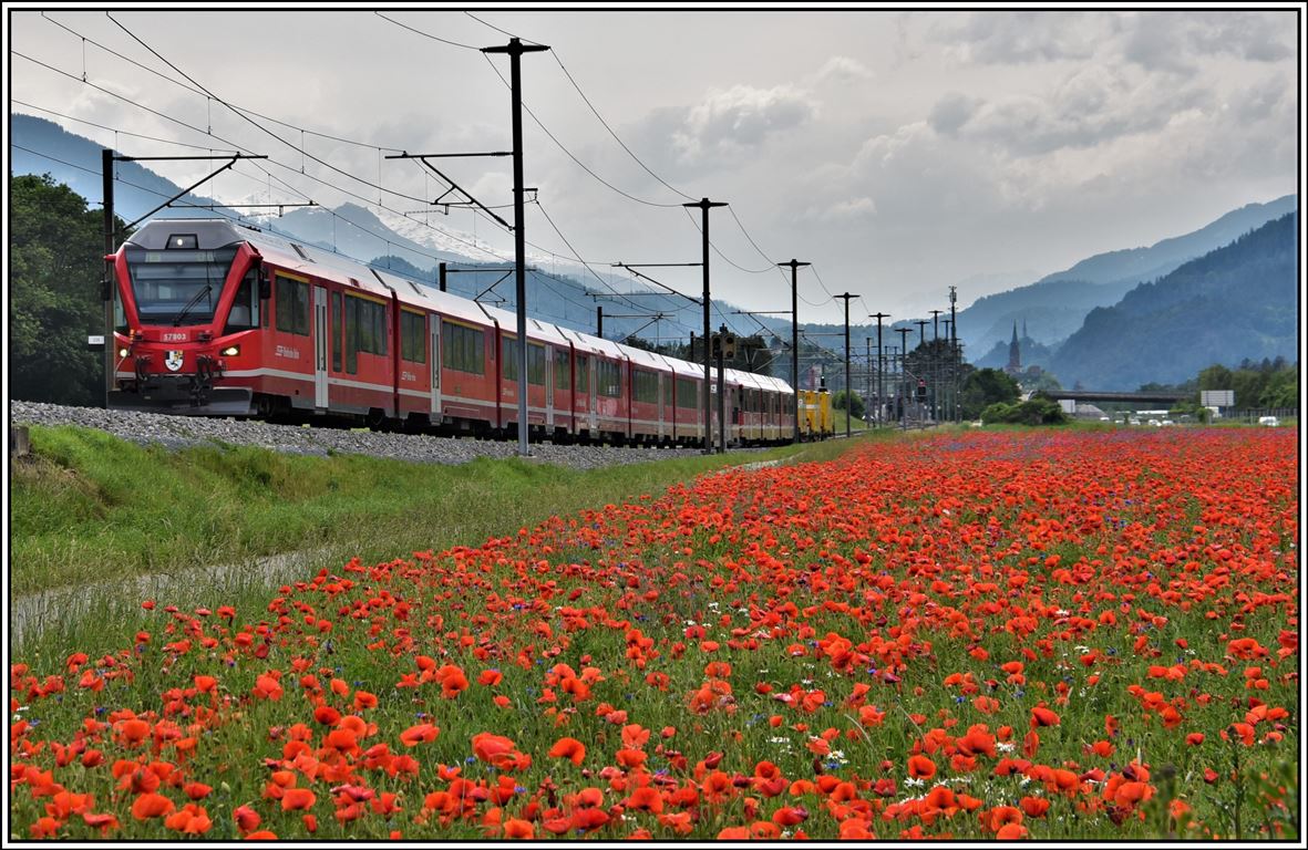 IR1148 aus St.Moritz mit führendem Steuerwagen Ait 57803 bei Felsberg. (11.06.2019)