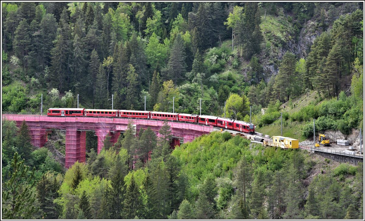 IR1148 mit ABe 8/12 3515 auf dem Schmittentobelviadukt bei Filisur. Es wird zur zeit aufwendig renoviert und die Durchfahrt ewrfolgt über Hilfsbrücken.(17.05.2020)