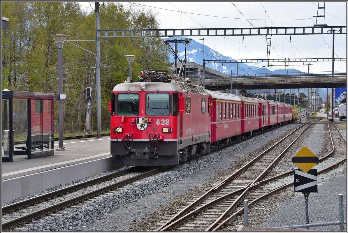 IR1148 mit Ge 4/4 II 628  S-chanf  in Felsberg. (10.04.2018)