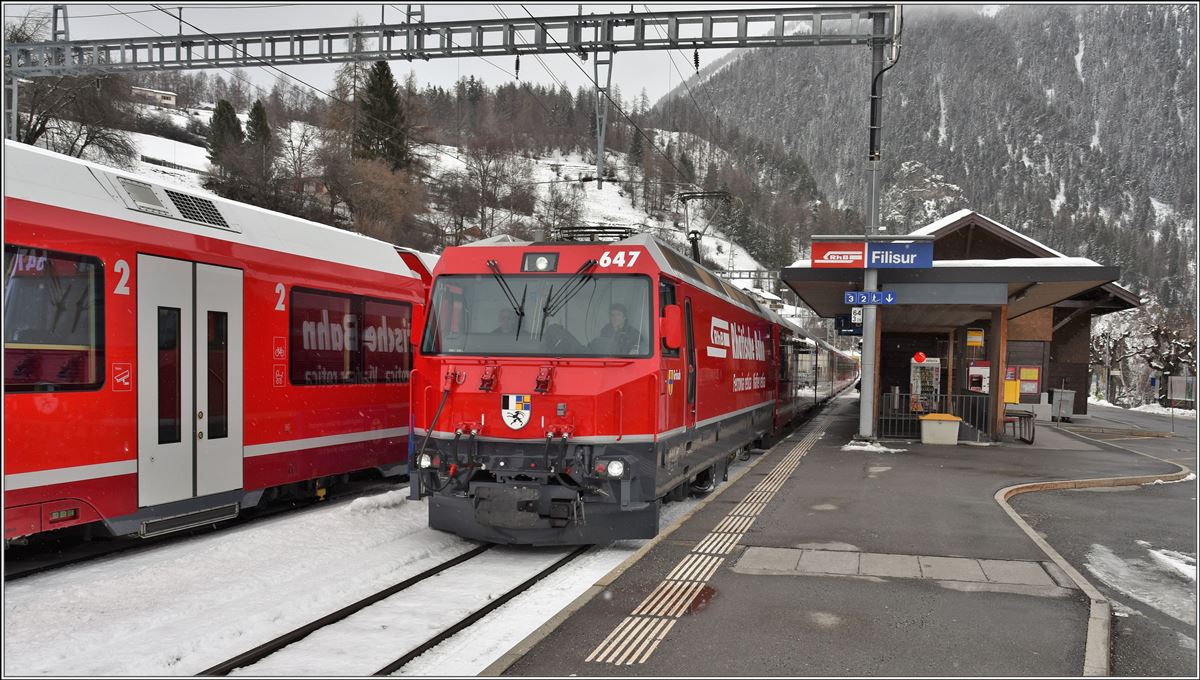 IR1148 mit Ge 4/4 III 647  Grüsch  kreuzt IR1145 in Filisur. (19.01.2018)