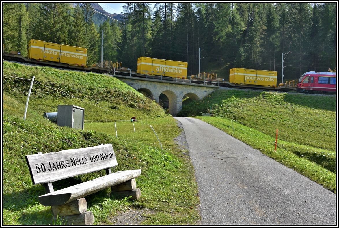 IR1148 nach Chur führt immer drei Postcontainer mit. Drei der vier Landessprachen sind vertreten, aber ausgerechnet romanisch aus Graubünden fehlt. Oberhalb Bergün/Bravuogn. (30.09.2019)