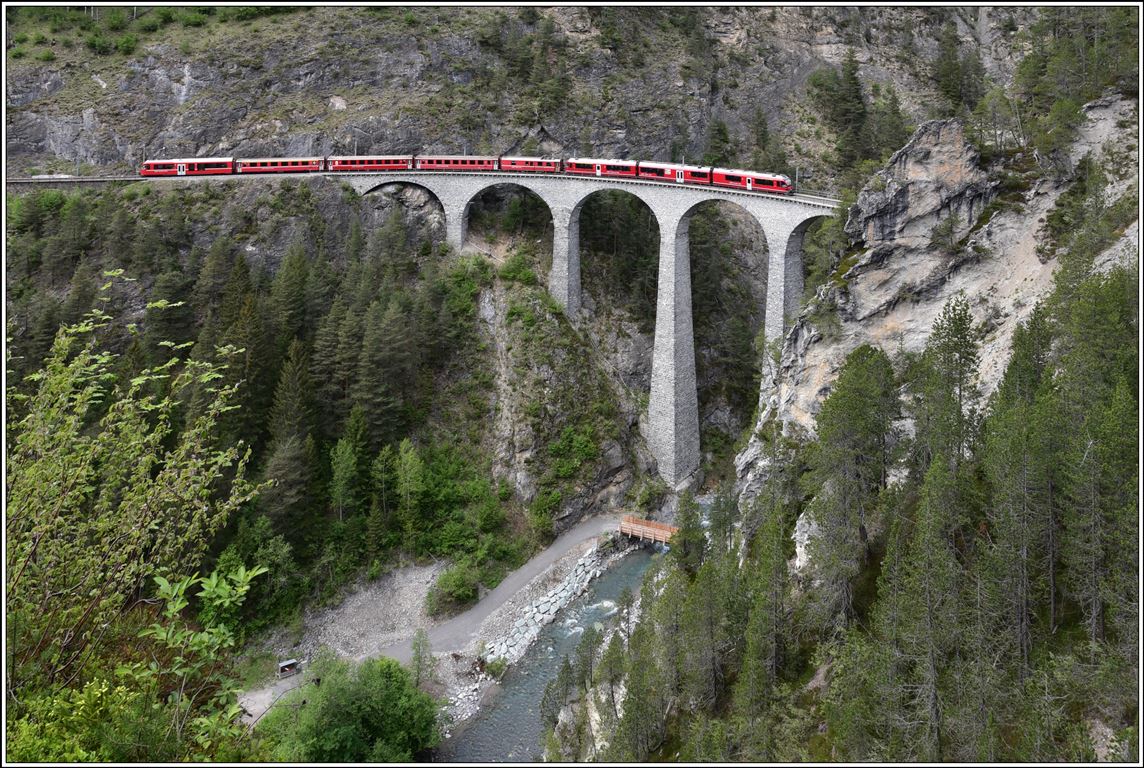 IR1148 nach Chur mit neuem Steuerwagen und altem Wagenmaterial + Allegra auf dem Landwasserviadukt bei Filisur. (17.05.2020)