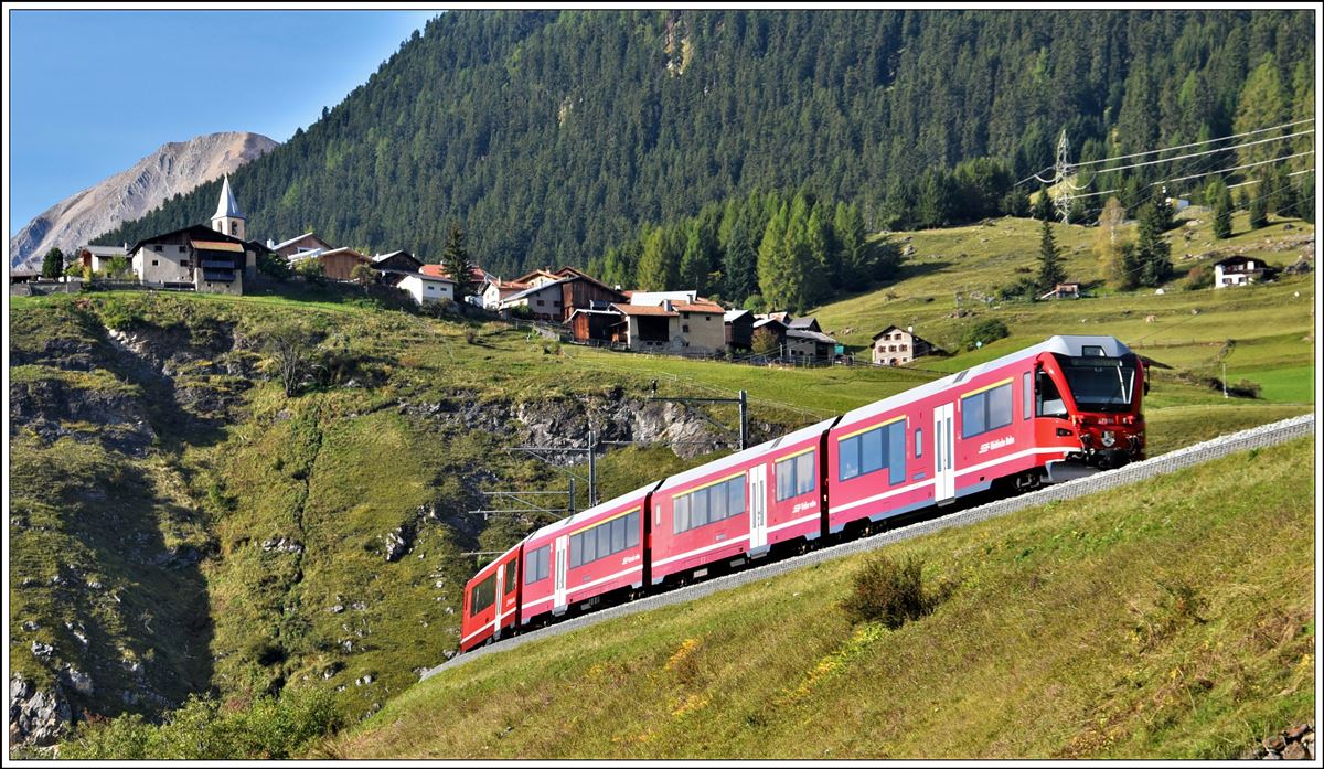IR1149 mit Steuerwagen Ait 57806 oberhalb Bergün mit der Gemeinde Latsch im Hintergrund. (30.09.2019)