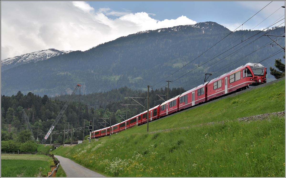 IR1149 nach St.Moritz mit ABe 8/12 3510 nach der Verzweigung in Reichenau-Tamins. (07.05.2018)