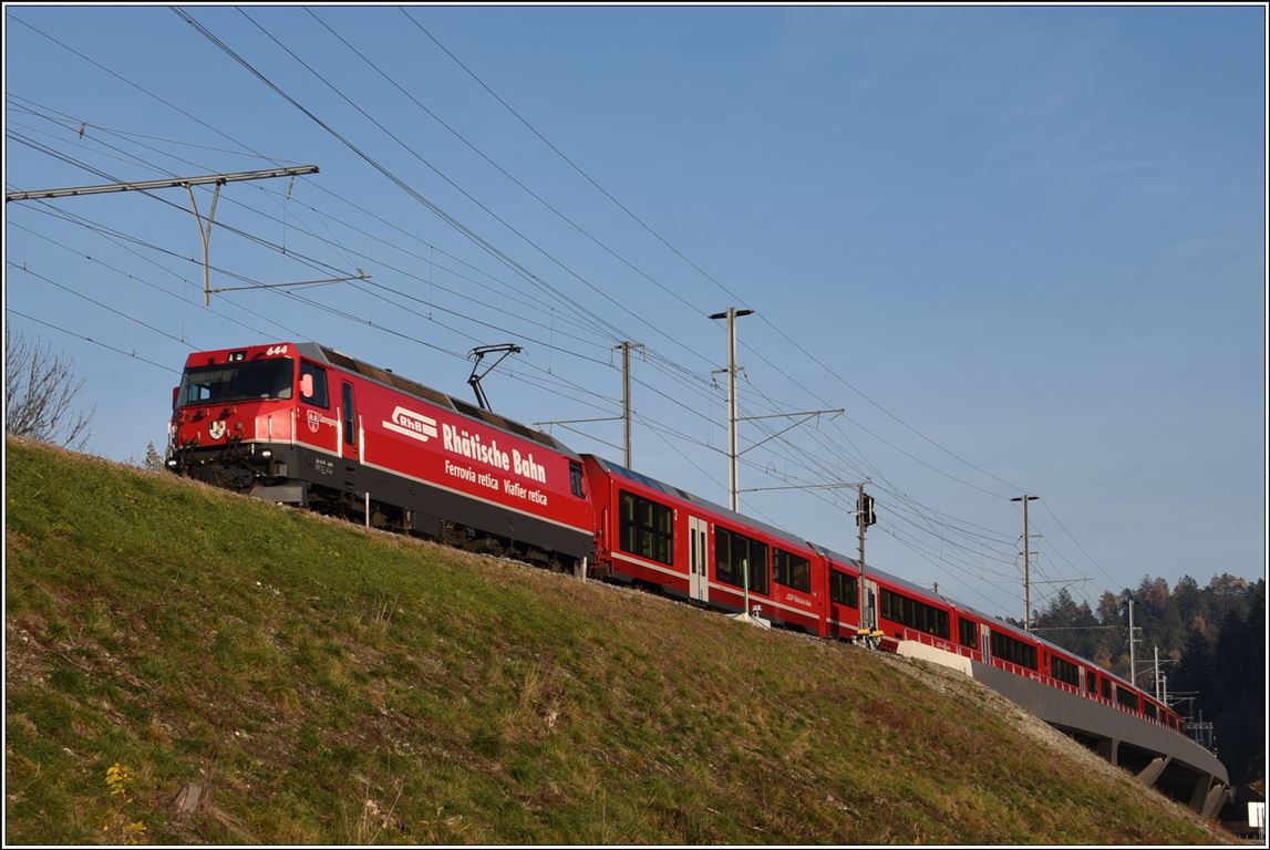 IR1149 nach St.Moritz mit der Ge 4/4 III 644  Savognin  nach der Hinterrheinbrücke in Reichenau-Tamins. (25.11.2019)