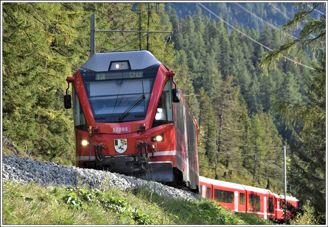 IR1152 mit dem Steuerwagen 57805 an der Zugspitze oberhalb Bergün auf der Fahrt nach Chur. (30.09.2019)