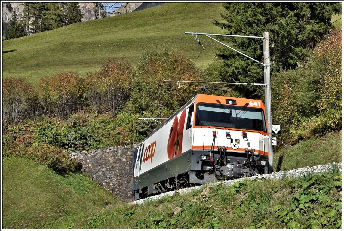 IR1152 mit der Ge 4/4 III 641  Maienfeld  verschwindet im Platz Tunnel oberhalb Bergün. (30.09.2019)