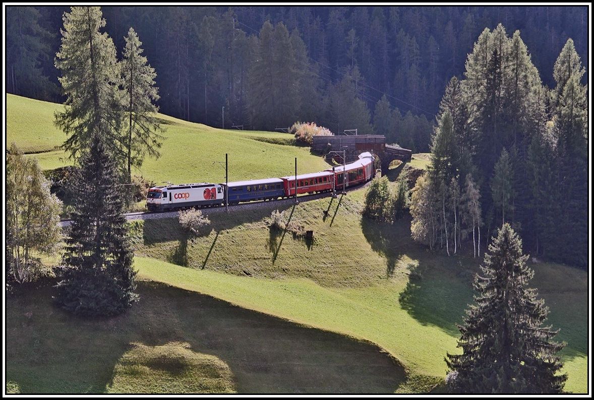 IR1152 mit der Ge 4/4 III 641  Maienfeld  am Zugschluss oberhalb Bergün. (30.09.2019)