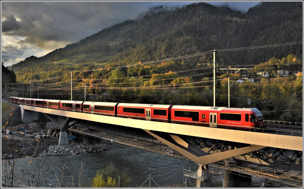 IR1153 auf der neuen Hinterrheinbrücke in Reichenau-Tamins. (06.11.2019)