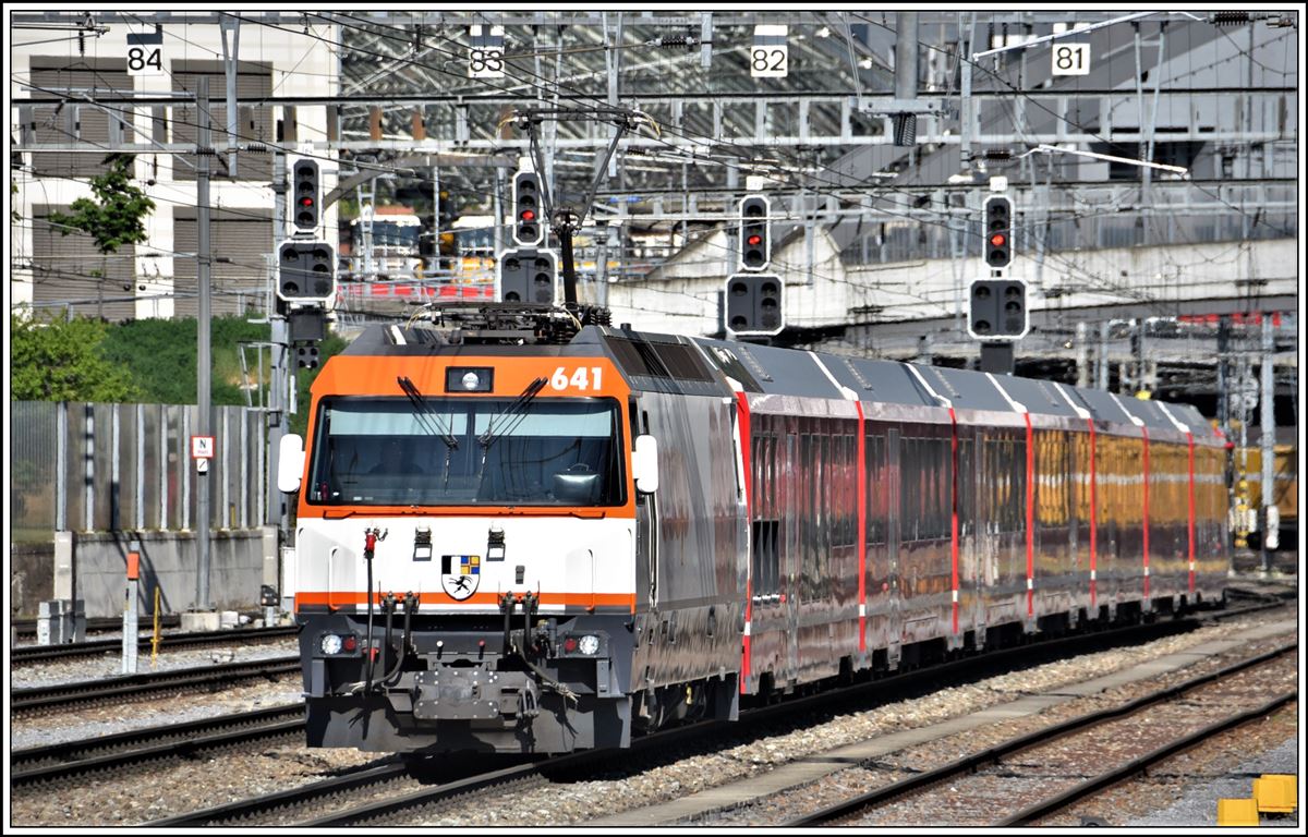 IR1157 nach St.Moritz mit der Ge 4/4 III 641  Maienfeld  in Chur Gbf, (23.04.2020)