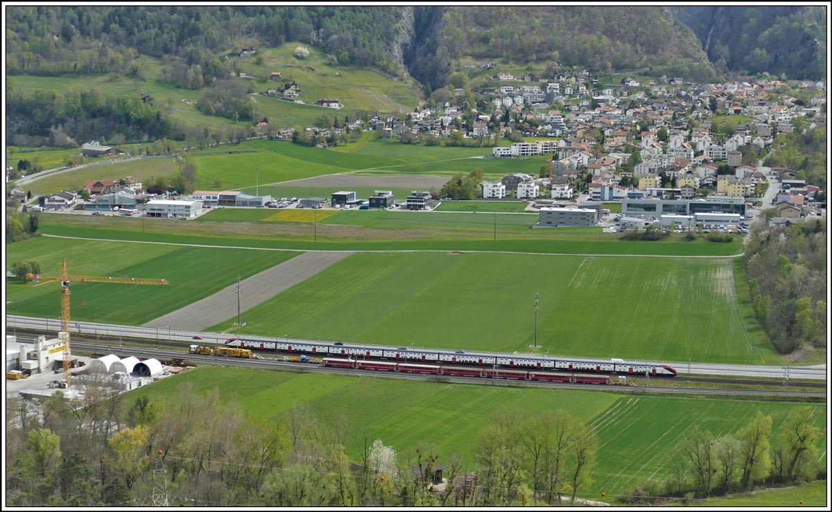 IR13 3263 aus St.Gallen mit einem Twindexx nach Chur bei Trimmis. Wo früher RhB Güterwagen abgestellt waren, stehen jetzt Corona bedingt nicht benötigte Personenwagen.  (16.04.2020)