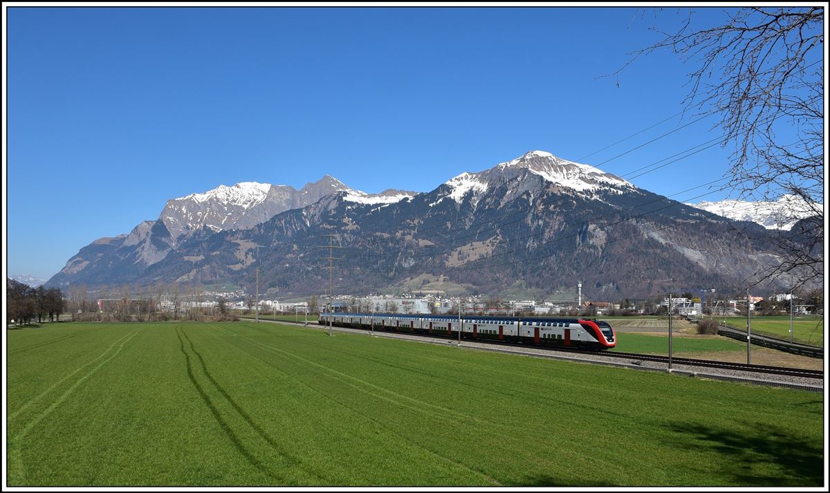 IR13 3263 von St.Gallen nach Chur bei Zizers. Im Hintergrund v.l.n.r. Falknis 2562m, Glegghorn 2447m und Vilan 2376m. (18.03.2020)