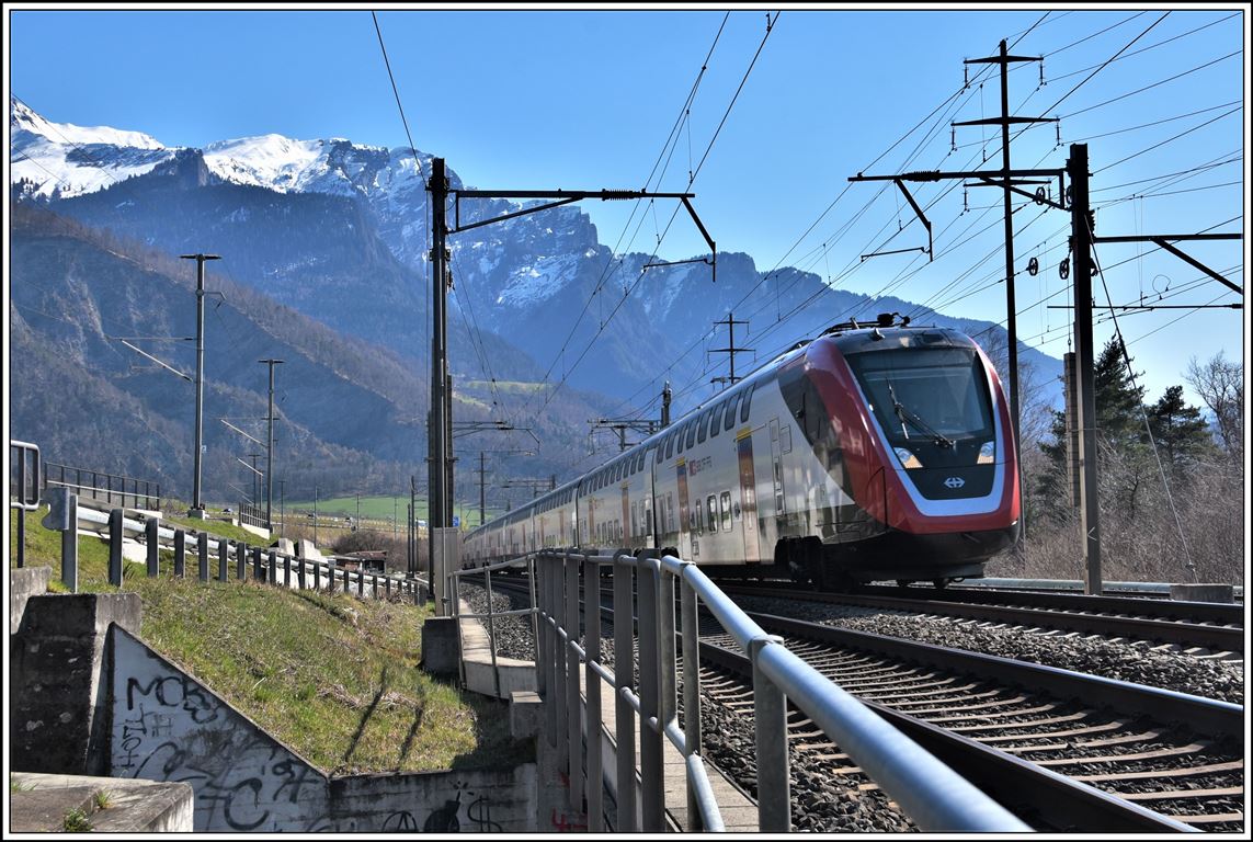 IR13 3274 nach St.Gallen bei Zizers. Im Hintergrund der Montalin 2265m. (19.03.2020)