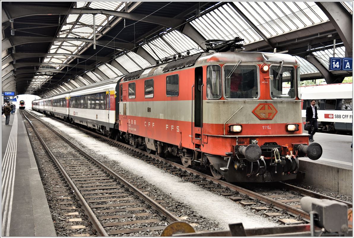 IR2270 mit der ex SwissExpress Re 4/4 II 11109 nach Basel SBB in Zürich HB. (31.08.2017)