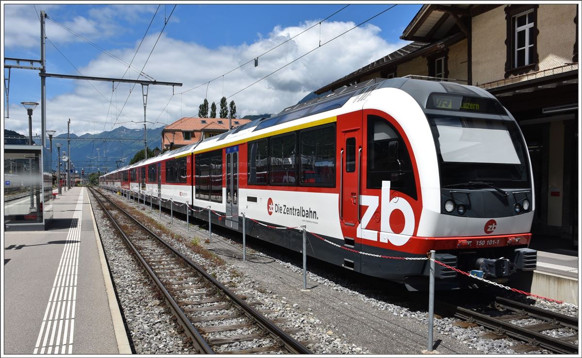 IR2925 nach Luzern mit einem Adler und Fink in Meiringen. (20.06.2016)