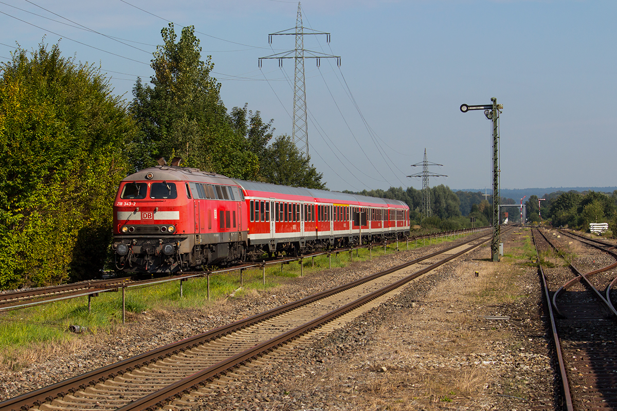 IRE 4207 durchfährt den Bahnhof Niederbiegen, 08-09-2014. Zuglok war 218 343-2