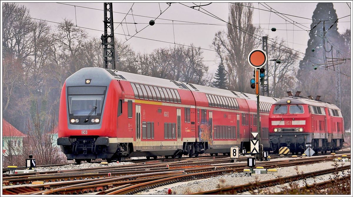 IRE 4211 aus Stuttgart erreicht in Kürze den Inselbahnhof Lindau Hbf. Die zwei 218er warten auf den IC 118 aus Innsbruck zur Weiterfahrt nach Münster (Westf). (14.02.2017)