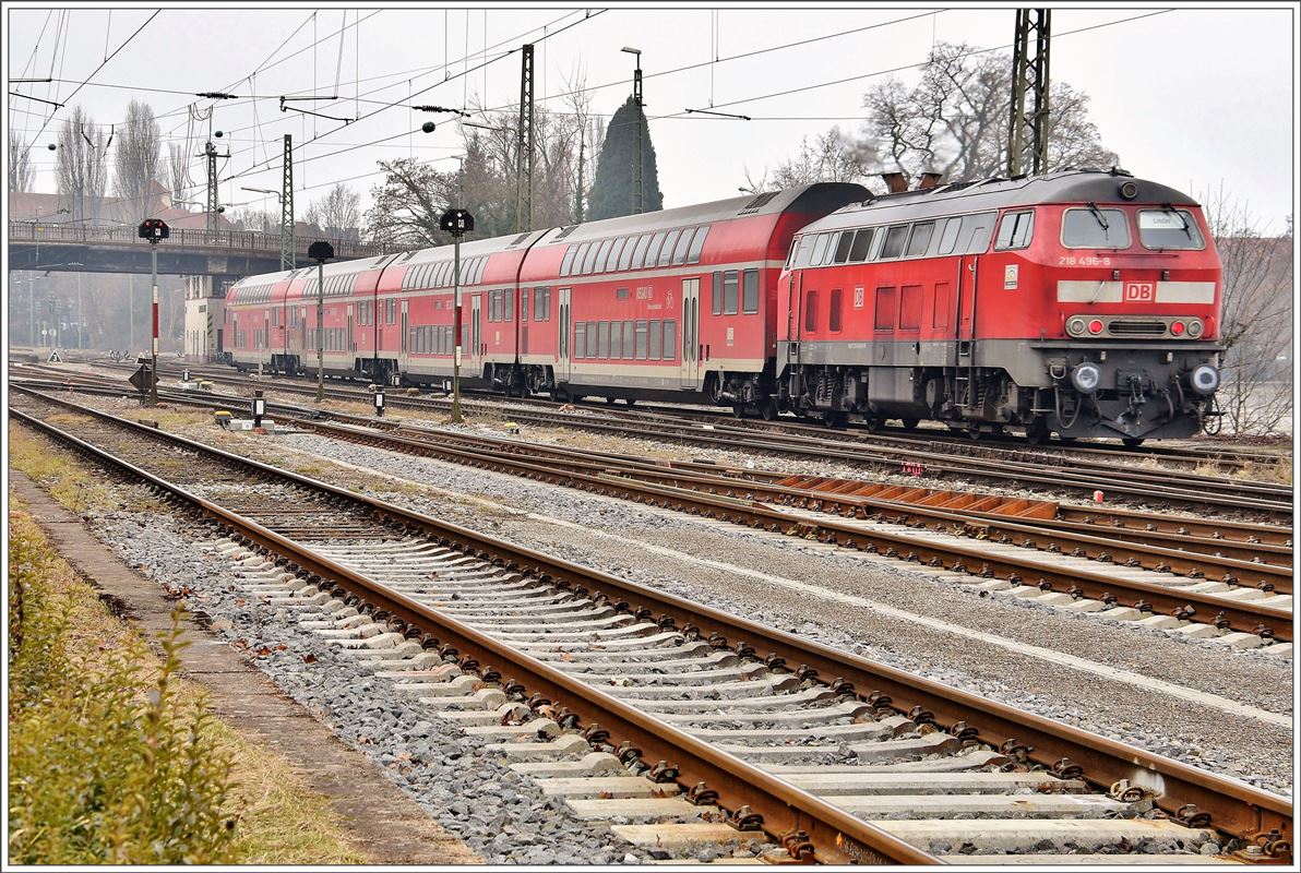 IRE 4211 mit 218 496-8 am Zugschluss fährt über den Bodenseedamm in den Bahnhof Lindau Hbf ein. (14.02.2017)