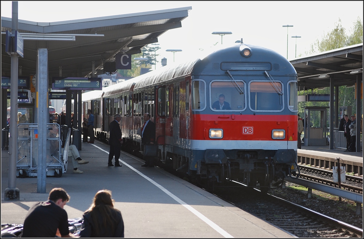 IRE 4211 nach Lindau mit 218 410-9 und dem nur noch selten gesehenen Silberlingssteuerwagen hat 35 min Versptung am 01. Mai 2008.