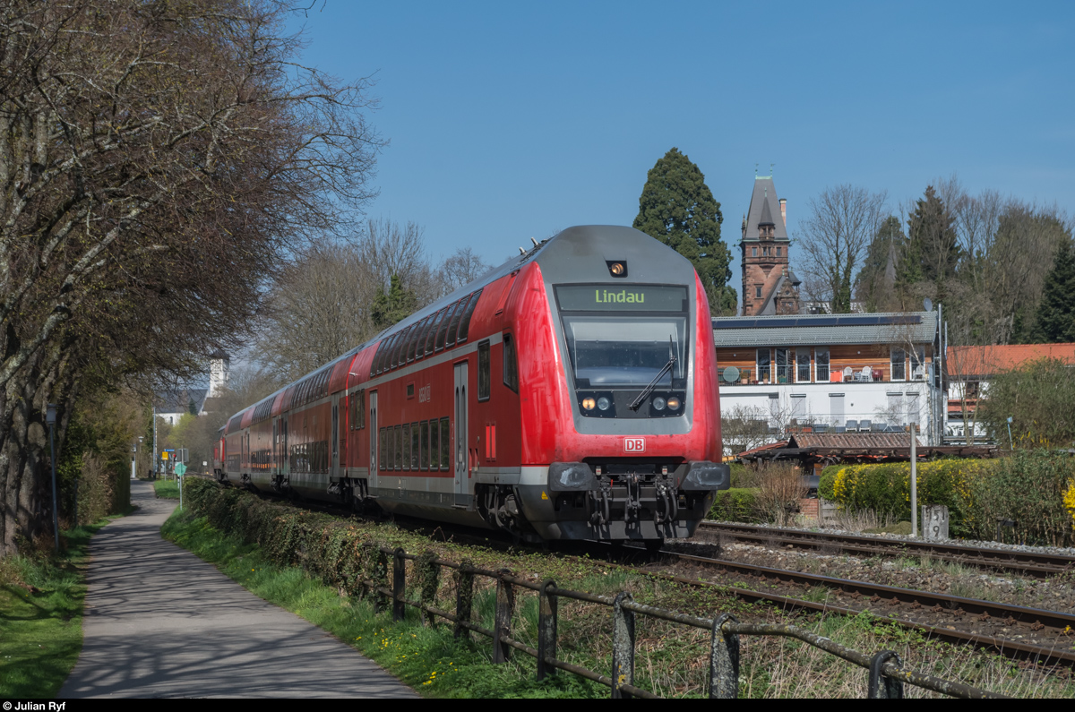 IRE 4247 aus Stuttgart Hbf erreicht am 4. April 2016 in Kürze Lindau Hbf.