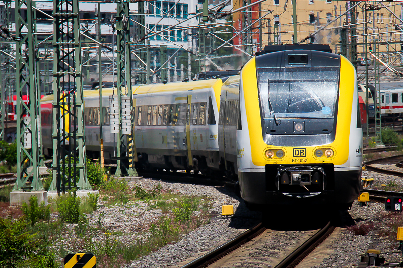 IRE von Aulendorf mit IRE aus Bieringen, gebildet aus BR 612 052 und zwei weitere BR 612 im neuen Baden-Württemberg Design am Stuttgarter Hbf am 26.05.2018