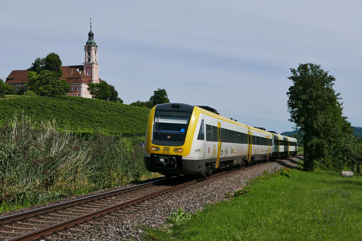 IRE nach Basel Bad Bf (||) - Unterhalb der Wallfahrtskirche Birnau befindet sich 612 608 als IRE 3048 auf der Fahrt von Ulm nach Basel Bad Bf (16.08.2019)