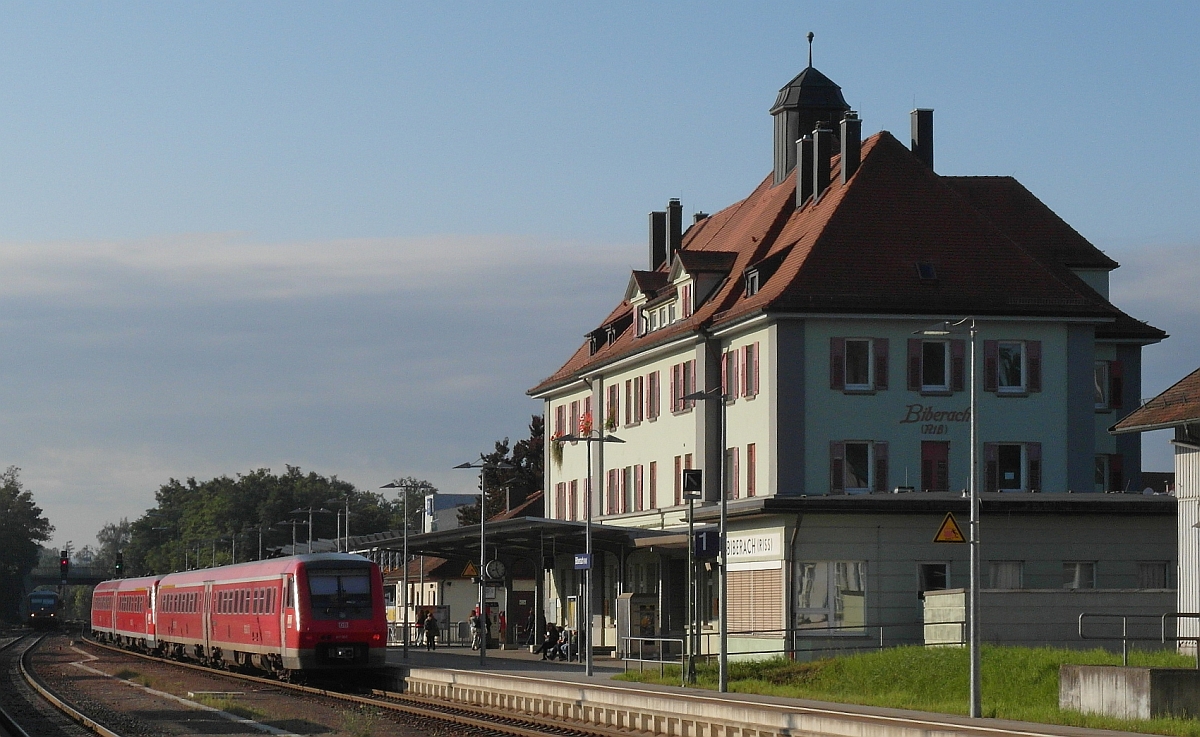 IRE 'Sprinter' von Ulm nach Basel badischer Bahnhof in Biberach (Riß) neben dem aus dem Jahr 1914 stammenden Bahnhosgebäude (21.08.2014).