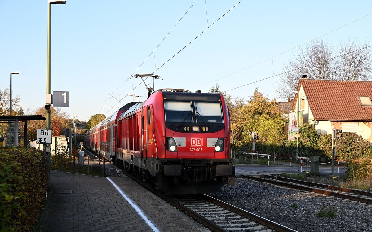 IRE8 von der 147 003 durch Untergriesheim gen Bad Friedrichshall Hbf gezogen am Nachmittag des 31.10.2020.