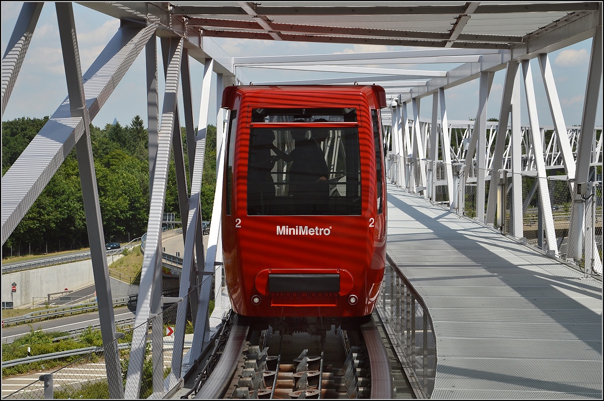 Irgendein Zwischending zwischen Standseilbahn und Aufzug, aber in der Horizontalen... Mini Metro zwischen Parkhaus und dem Riesenschiff über dem Fernbahnhof des Frankfurter Flughafen. Juni 2015.