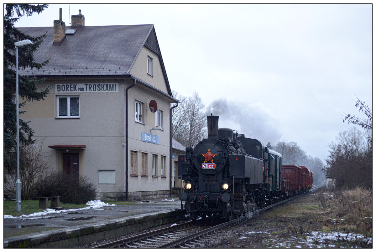 Irgendwann ist einmal Schluss. Nein nein, ich hab schon noch ein paar Bilder, aber dieses Bild war mein letztes Foto nach drei Tagen Fotodampf in Tschechien. 431.032 (ex ÖBB 93.1360) am 13.1.2019 mit ihrem Pn 59283 von Rokytnice nad Jizerou über Martinice v Krk., Stará Paka und Libuň nach Turnov kurz vor dem Zielbahnhof bei der Durchfahrt in Borek pod Troskami.