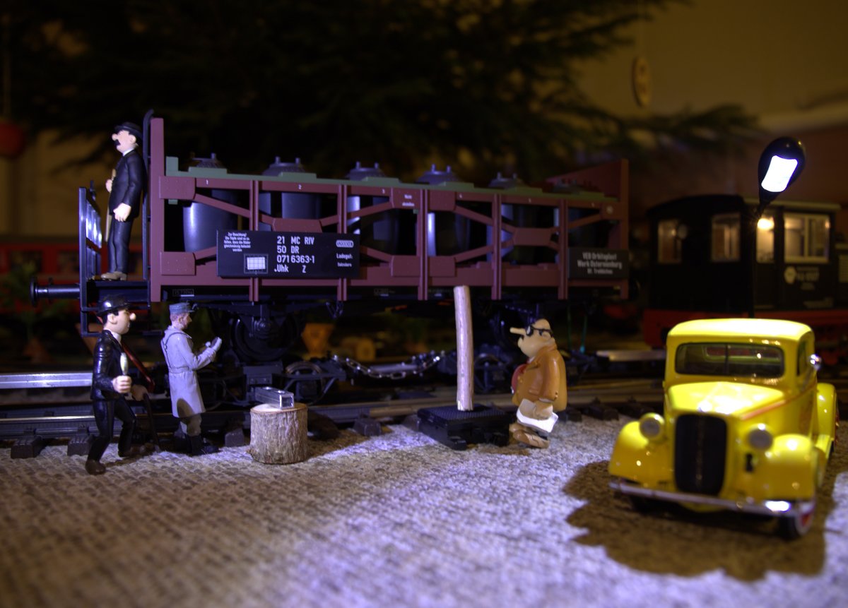 Irgendwas muss mit dem Rollbock (Marke Eigenbau) sein, sonst wäre der Regelspur Säuretopfwagen nicht abgestützt.16.01.2021 19:09 Uhr.