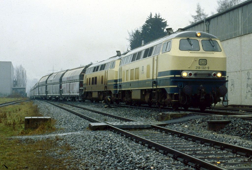 Irgendwie fanden RWK-Sondertransporte oft bei Sch..-Wetter statt. 218 132 und 133 verlassen am 20.03.1988 den Bf. Lendringsen.