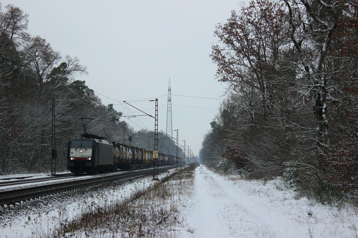 Irgendwie freue ich mich immer über eine, egal wie oft so ein Gefährt am Tag kommt. Die 189 sind mir irgendwie ans Herz gewachsen. So freute ich mich am 30.12.14 doch sehr, als eine 189 in ihrem Schwarzen Gewand durch ein Wäldchen bei Waghäusel auf der KBS700 donnerte. 