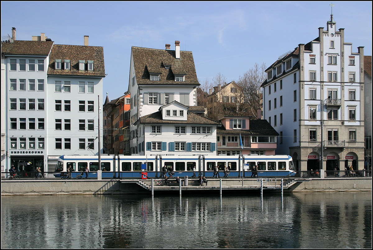 Irgendwie gut getarnt -

...fährt ein Cobra-Tram an den Häusern am Limmat-Quai entlang. Die Fenster der Tram passen gut zu den Fenster der Gebäude. 

09.03.2008 (M)