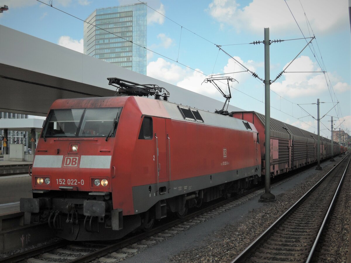 Irgendwie habe ich gerade ein Faible für die Baureihe 152 :D. 
152 022-0 durchfährt am 10.09.2019 um 13:09 Uhr Mannheim HBF. 