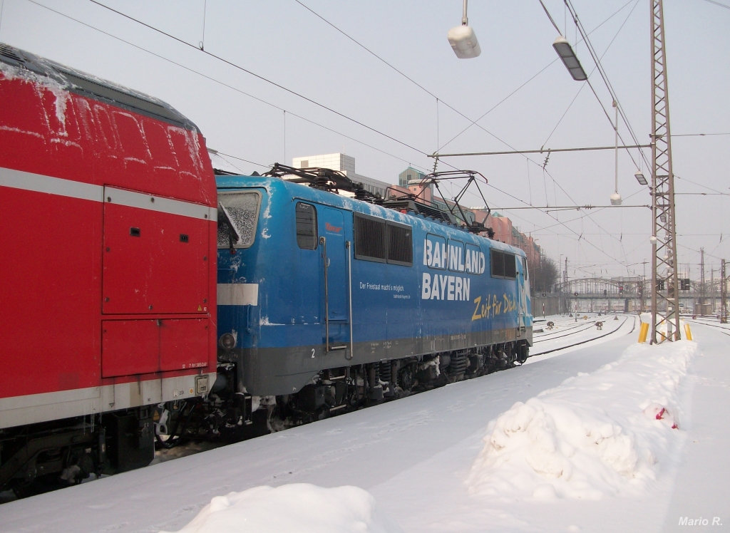 Irgendwie passend: 111 017  Maxl  und ein wenig weiße Pracht am Münchner Hauptbahnhof. Aufgenommen am 23.2.2013