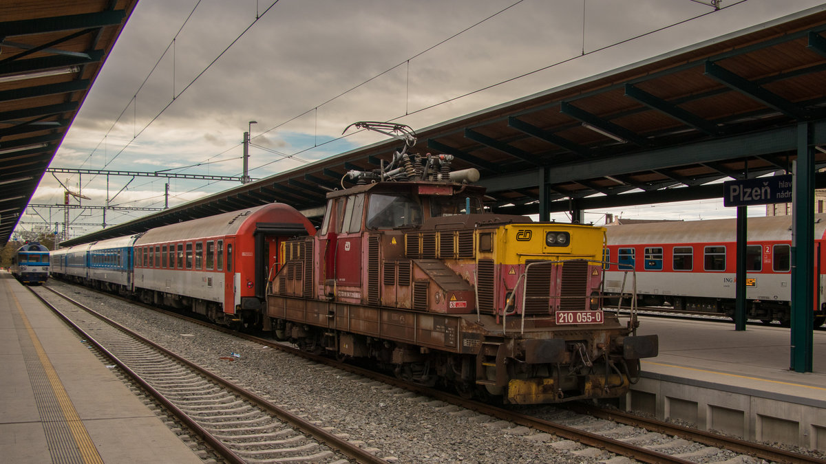 Irgendwie sind die kleinen E-Loks cool, ruck zuck rangieren sie ihre Waggons von A nach B, in dem Fall nach P wie Plzen. Aufgenommen wurde CD 210 055-0 am 21. Oktober 2017 im Hauptbahnhof von Pilsen. 