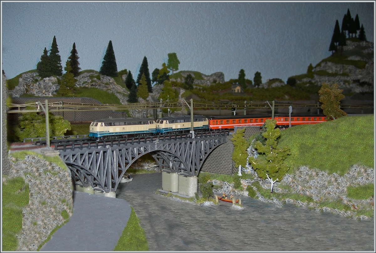 Irgendwo, tief in meiner Erinnerung, habe ich altes gefunden, was in Zukunft wieder aktuell sein soll: eine EC Verbindung von Milano nach München über Lindau. 
Nachforschung haben ergeben, dass es eine solche Verbindung als D 366/367  Ticino  tatsächlich mal gab und ich wohl den Zug Anfang der 80 Jahre in Lindau angetroffen haben muss, den seit Jahren verkehrt bei mir ein bunter Zug mit orangen SBB und FS Eurofima Wagen, einem DB TEE Eurofima- und einem DB Gepäckwagen als EC über meine Z-Bahn Gleise, wobei ich mich bei der Lokstellung eher am EC Barbarossa und an den EC Genève - Milano orientiere, hier für dieses Bild aber standesgemäss zwei DB 218 wählte. 

25. November 2020 
