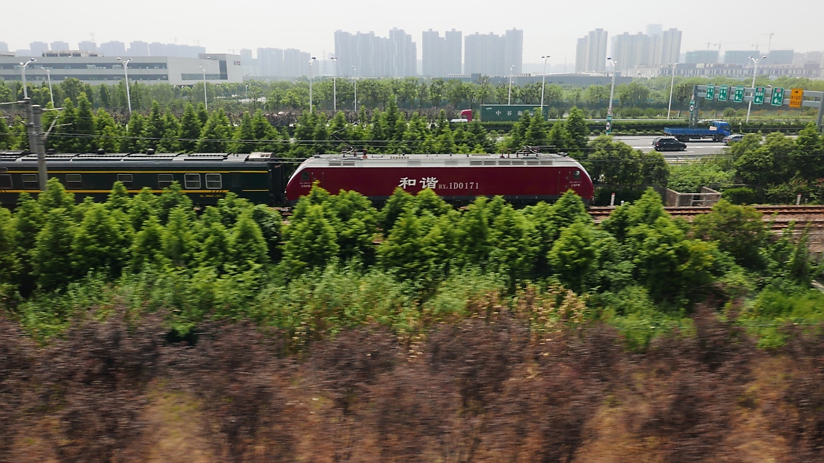 Irgendwo zwischen Kunshan und Suzhou überholt der mit etwa 260 km/h fahrende CRH2 einen langsamen D-Zug. 17.8.15