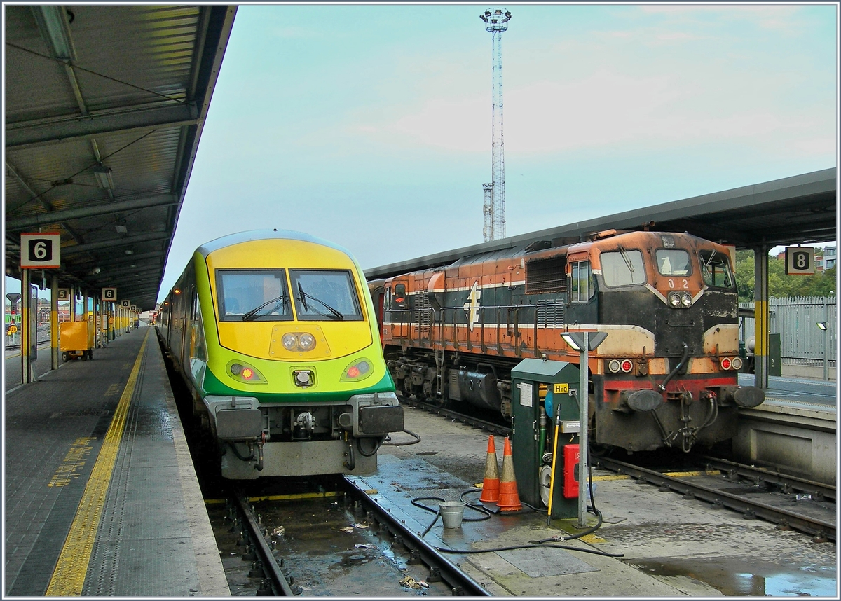 Irisch Rail im Wandel: das nun verschlissene, alte Rollmaterial macht neuem modernem Platz, einerseits lässt sich nun die Grüne Insel besser mit der Bahn bereisen, anderseits geht durch den Wandel viel Charme verloren... 
Dublin, den 4. Okt. 2006 