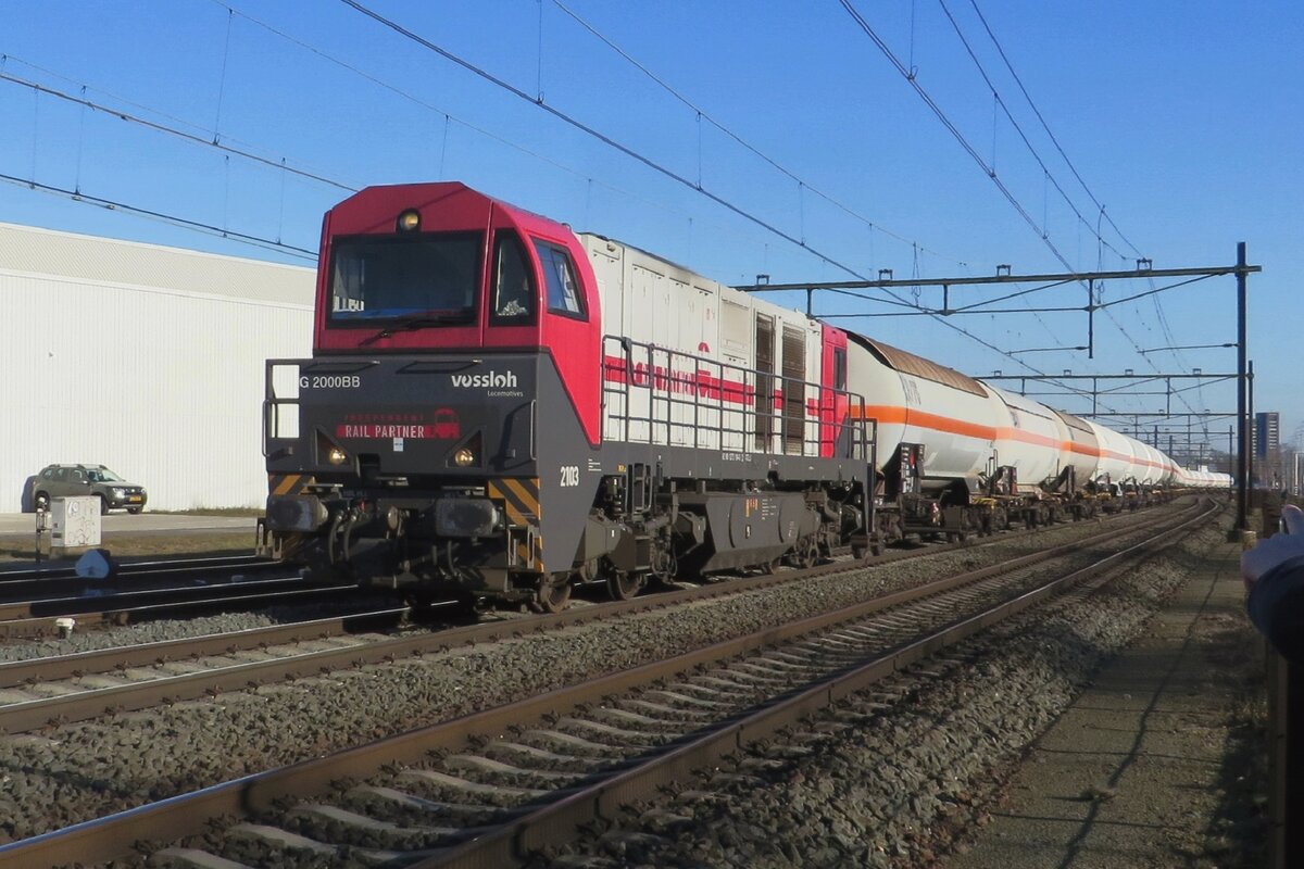 IRP 2103 zieht ein Gaskesselwagenzug durch Blerick nach Vlissingen-Sloehaven am 5 März 2022.