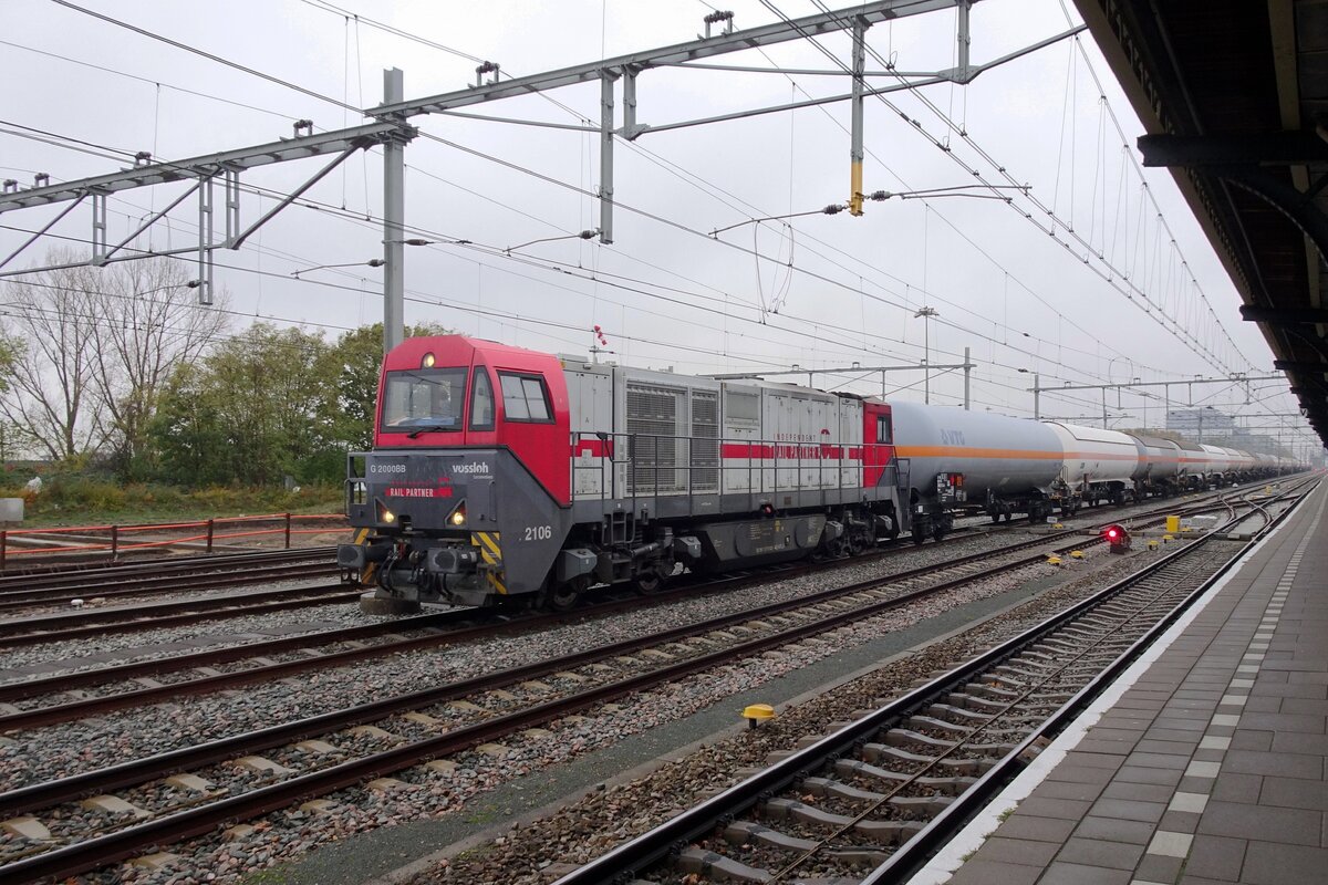 IRP 2106 schleppt ein umgeleiteter Gaskesselwagen zug durch Nijmegen nach venlo über die nicht elektrifizierter Maaslinie am 13 November 2021.