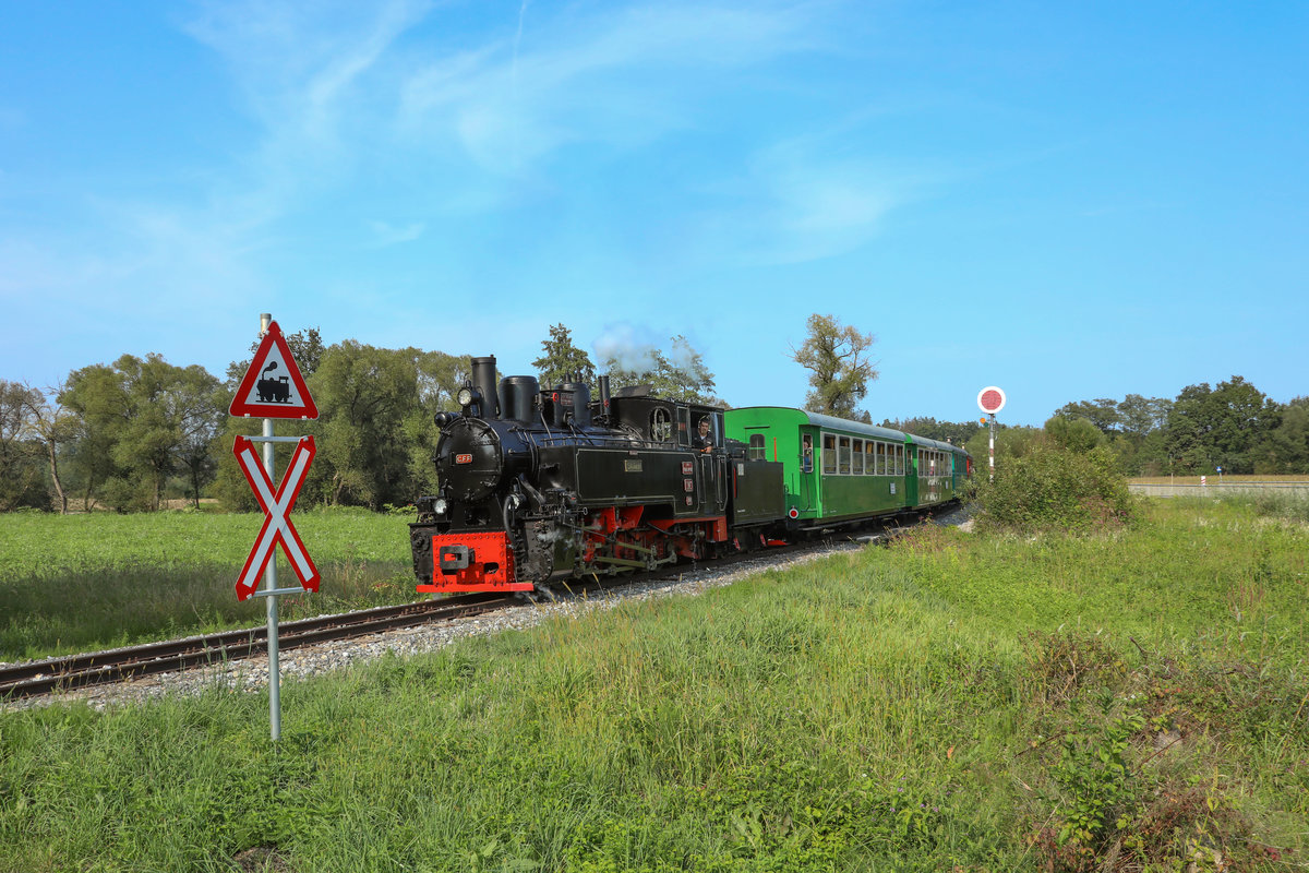 Irreführung am Bahnübergang ? 

Nicht nur das die Verkehrszeichen der Stainzer Lokalbahn alles anderes als Logisch sind , so kommt nun auch noch eine Schlepptender Lok daher statt wie angezeigt eine Tender .... 

Wohlsdorf am 28.08.2018