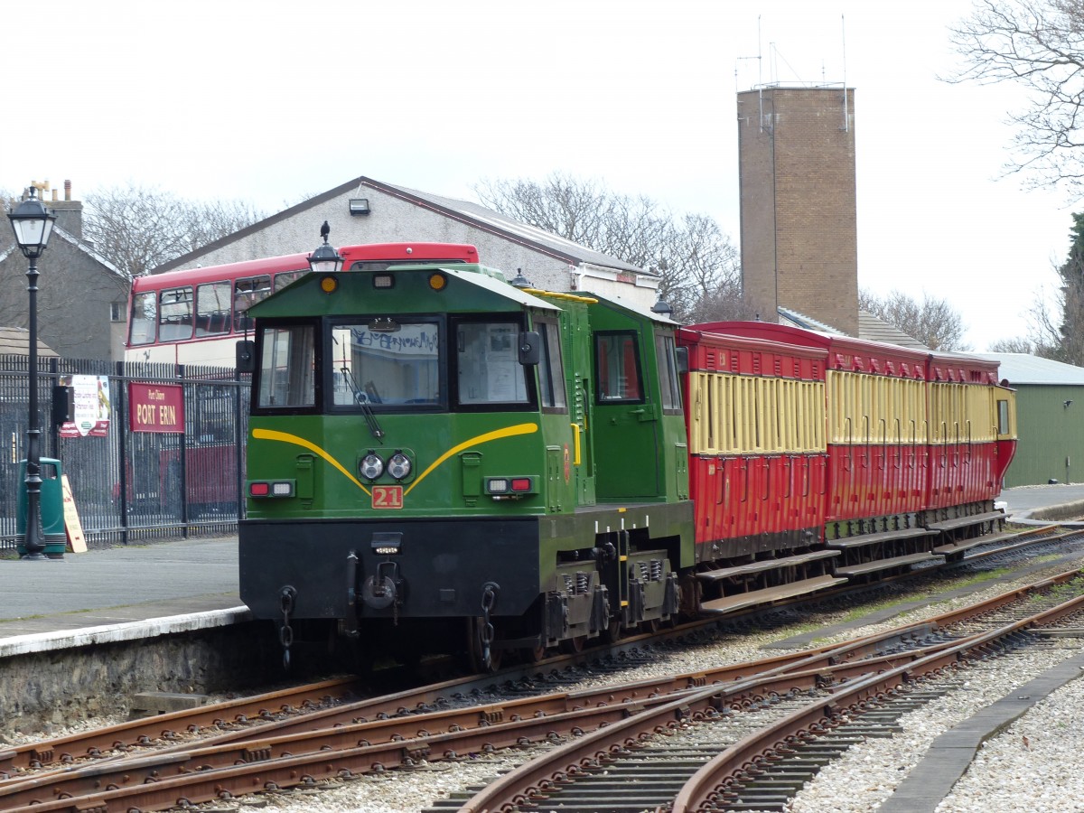 Isle of Man  Steam  Railway. Aufgrund eines (glücklicherweise nicht sehr schweren) Dampflokschadens kam heute Diesellok 21 zum Einsatz. Diese Lok wurde erst 2013 gebaut und befindet sich laut Wikipedia (englische Version) im Testbetrieb. 20.3.2015