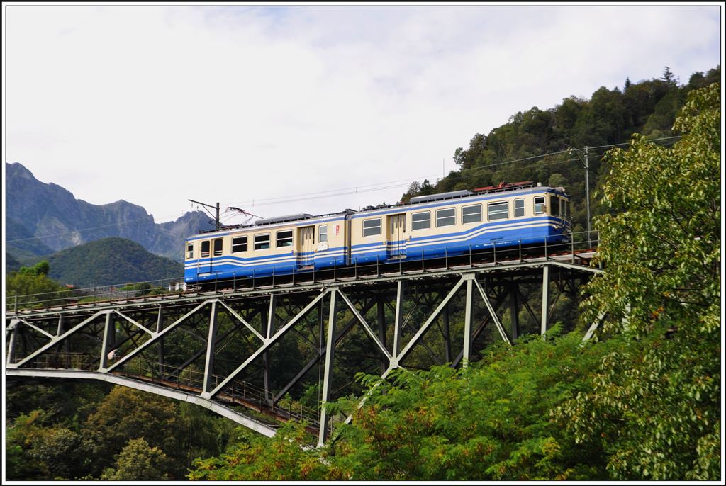 Isornobrücke in Intragna. R311 mit ABDe 6/6 32. (03.09.2014)