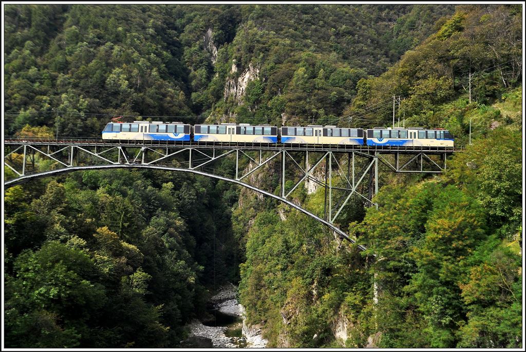 Isornobrücke in Intragna. Treno Panoramico Nr 47. (03.09.2014)