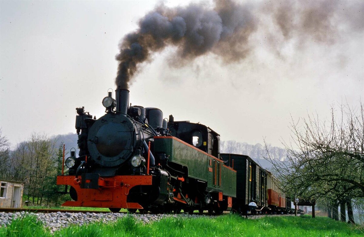Ist das Dampflok  Frank S ? 
Jagsttalbahn bei Schöntal, 01.05.1986.